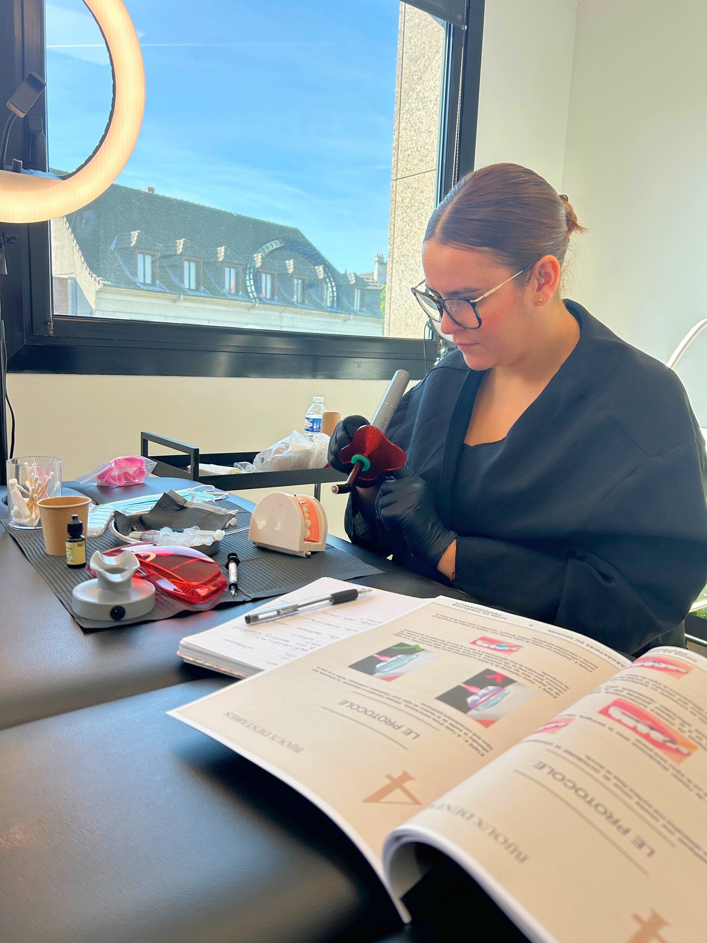 FORMATION 2 EN 1 – BLANCHIMENT + STRASS DENTAIRE